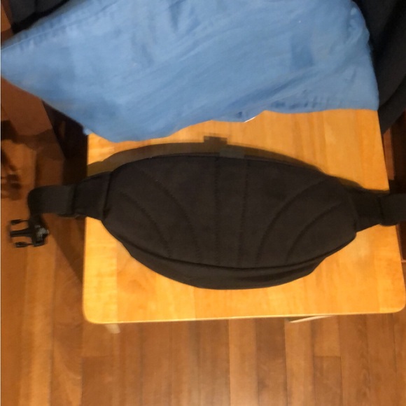 Supreme waist bag (ss18) perfect condition. Goes on stock x for 750 CAD new. - Picture 3 of 6